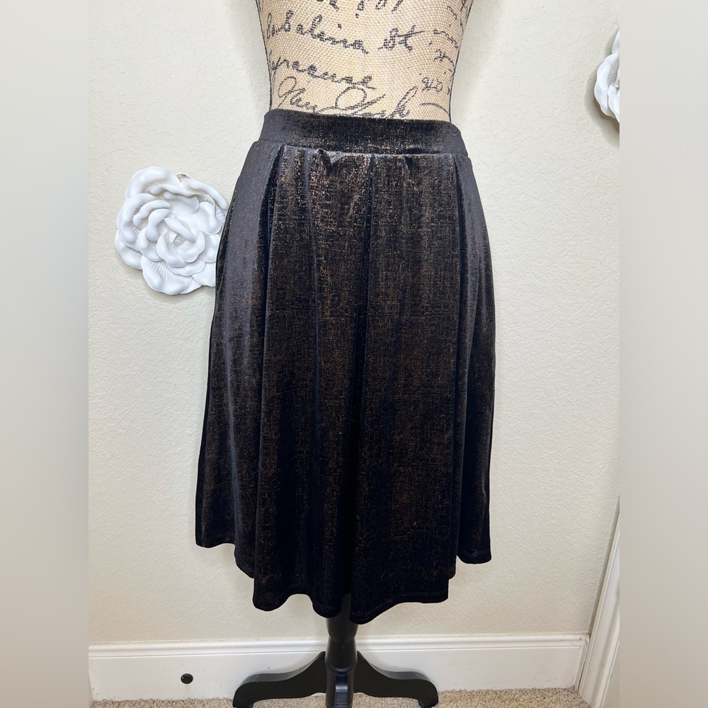 NTM: LuLaRoe Elegant Madison Skirt in Black with Gold/Copper Accents Size M